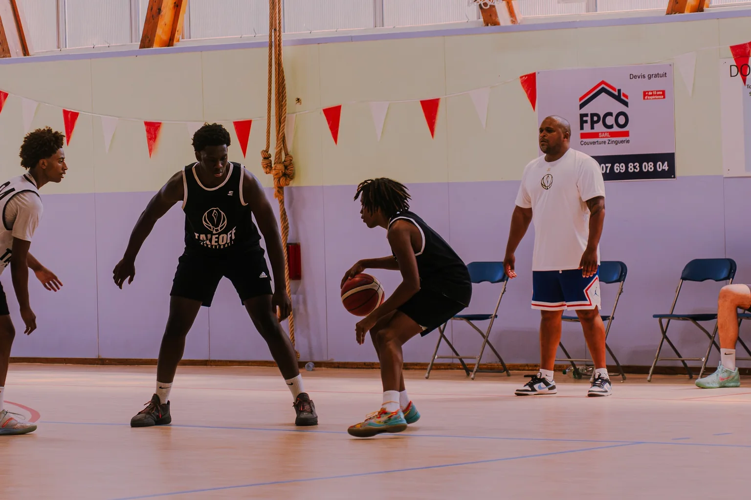 Joueuse en exercice de dribble à l’entraînement