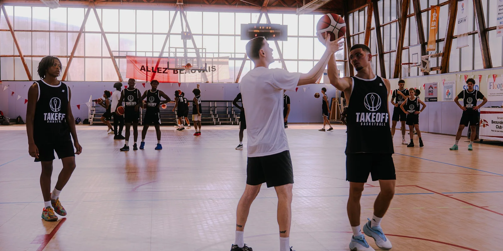 Un coach échange avec une joueuse pendant un entraînement